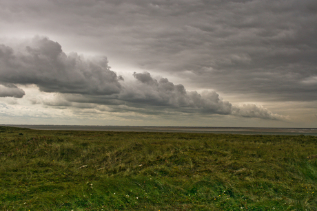 dreigende lucht op het strand