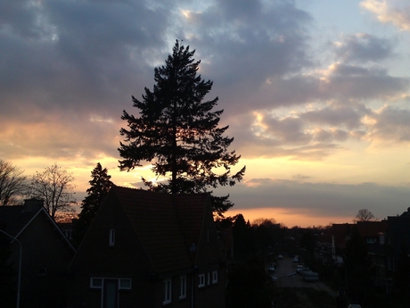 Zon onder in Nijmegen vanuit mij kamerraam4