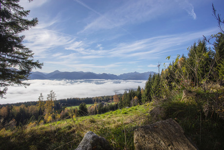 Zicht op bergen en mist