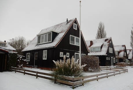 Houten huisjes in de Sneeuw.