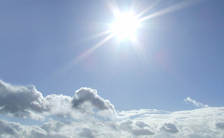 Boven de wolken schijnt de zon