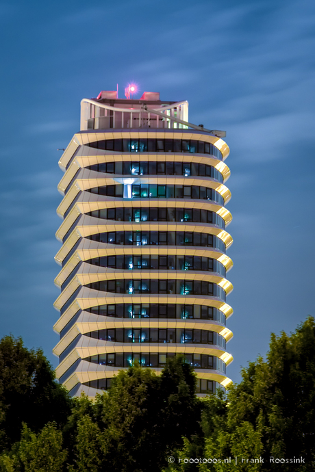 DUO-gebouw Groningen bij nacht