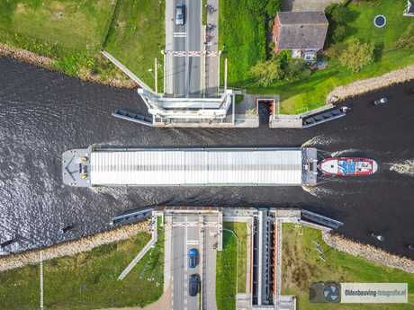 Bootje door de brug 