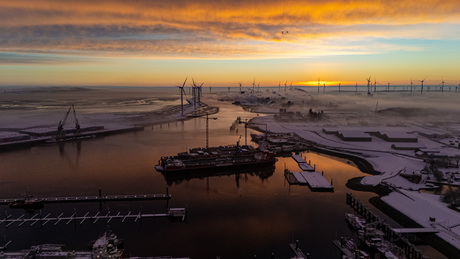 Zonskomst in de haven van Delfzijl