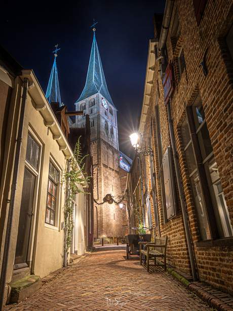 Doorkijkje naar de Bergkerk. Alles lijkt hier architectuur, Gelukkig: links, aan één van de gevels, natuur!