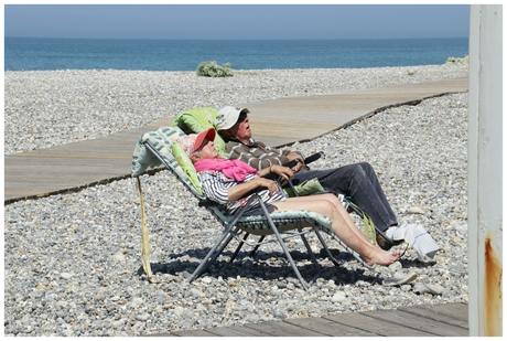 op het (kiezel)strand