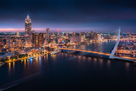 Rotterdam Erasmusbrug tijdens zonsondergang