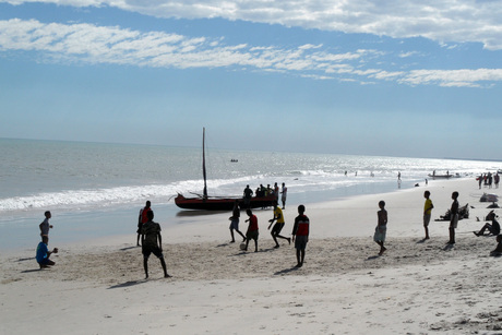 Voetballen op het strand