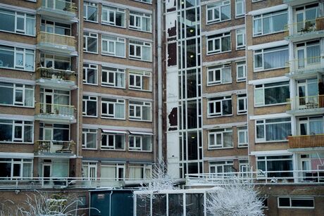 Flatgebouw in de sneeuw