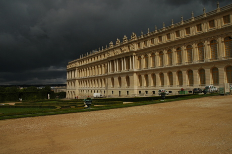 Slecht weer boven Versailles