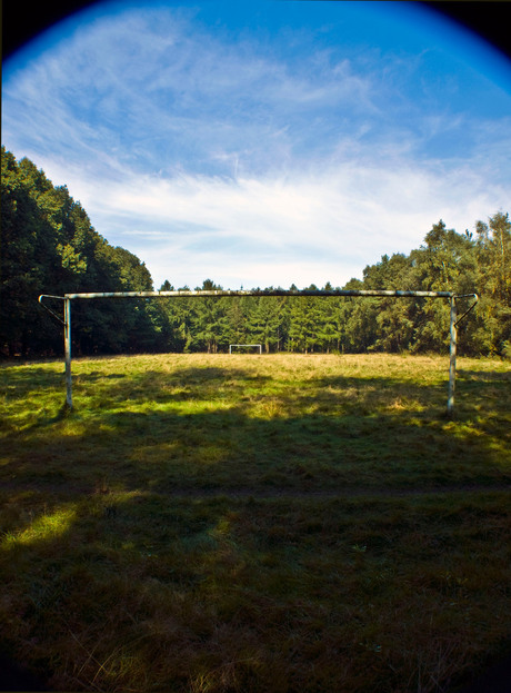 voetbalveld in het bos