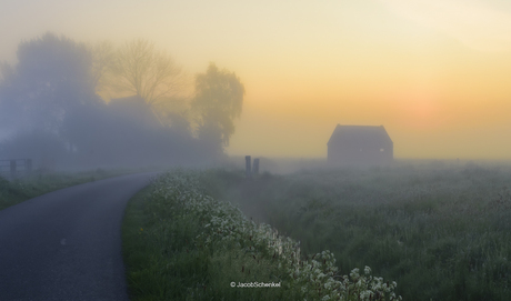 Zonsopgang in het dorpje Leegkerk