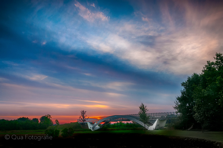 Fietsbrug bij zonsopkomst