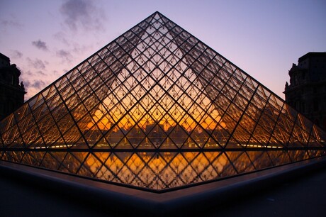 Louvre bij avond