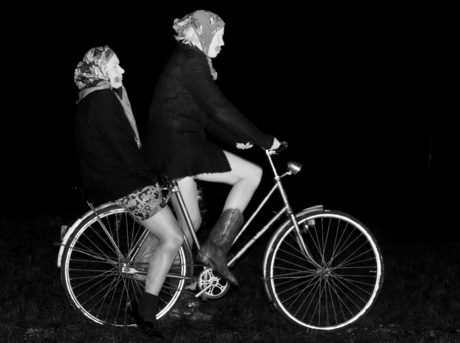 Dames op fiets