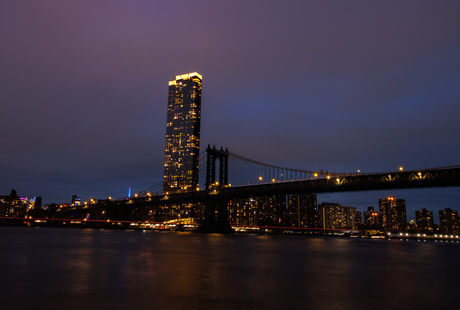 New York Brooklyn Bridge bij avond licht