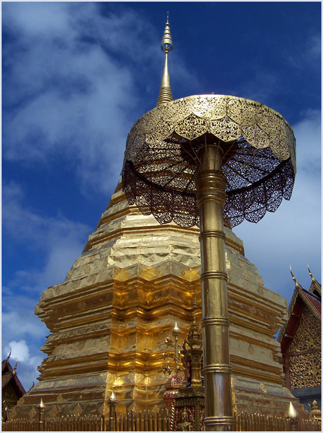 Tempel schittert in de zon.