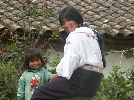 Vrouw met kind in Ecuador