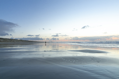Blauwe uur op het strand