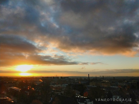 Zonsopgang boven de stad