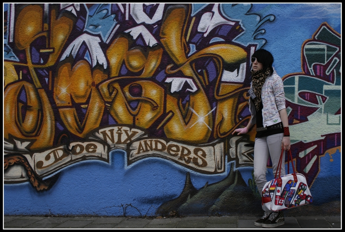 doe nix anders.. - even een tweede erop gezet,jammer van het commentaar wat erbij stond..deze is wat beter van kleur..een prachtige graffity muur in nijmegen.. en mijn  - foto door jojo-kids op 16-03-2009 - deze foto bevat: graffity, emo