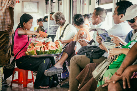 fruitverkoop in de trein