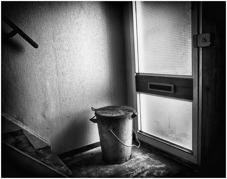 ACHTER GESLOTEN DEUREN                                     ch                                                                                              