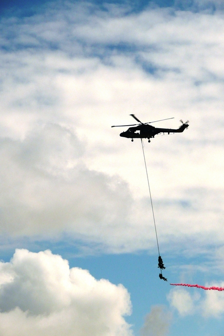 Marinier onder helikopter
