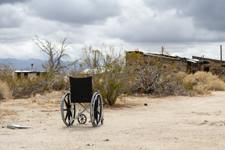 Rolstoel in een verlaten dorp