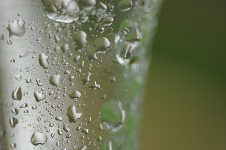 speelse waterdruppels