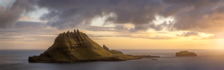 Golden Sunset Tindhólmur