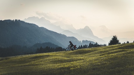 Mountainbiker in de bergen