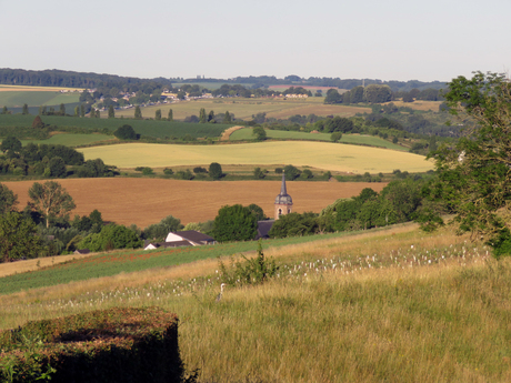 Vergezicht van het Limburgslandschap en de kerk van Eys