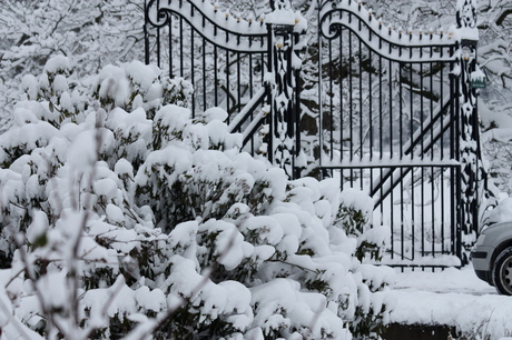 poort vol sneeuw