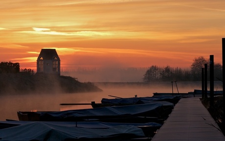 Theehuisje in de ochtendzon met mist