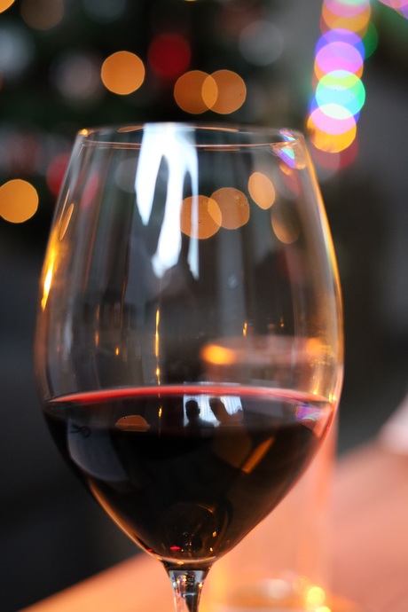 Wijntje bij de kerstboom