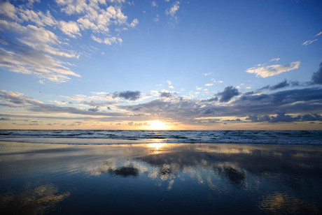 Zon in de zee zien zakken