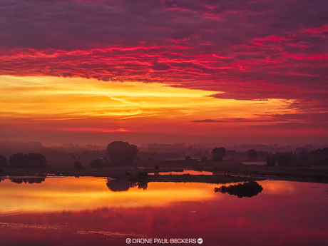 Ochtendrood, water in de sloot