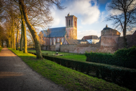 De Kerk van het plaatsje Elburg op een koude zondag avond. 