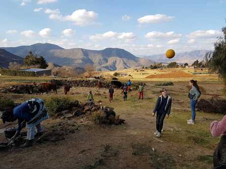 potje voetbal met de kinderen in Lesotho