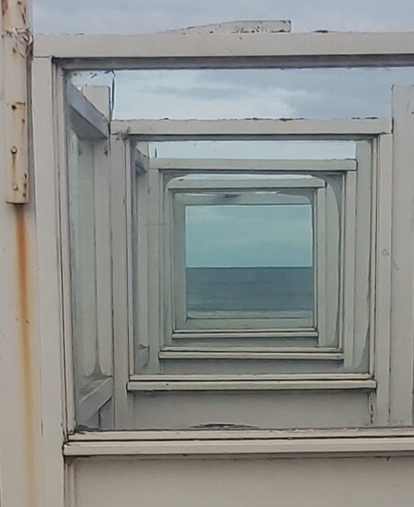 doorkijk naar de zee.......