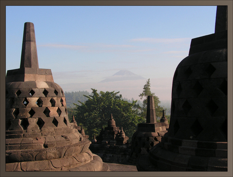 Borobodur met Merapi in verte