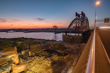 Lekbrug Vianen bij zonsopkomst