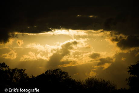 Achter de wolken schijnt de zon