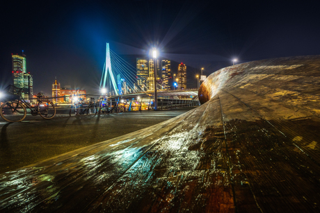 De Erasmus brug en Rotterdam in de nacht. 