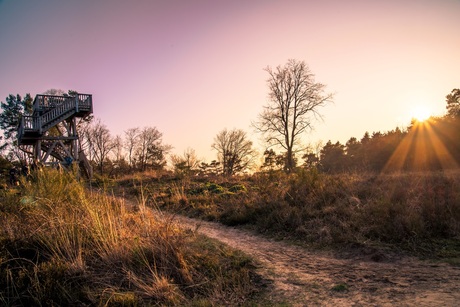 Zonsondergang bij de uitkijktoren