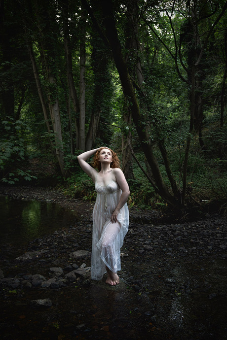 Vrouw bij een Bosbeek