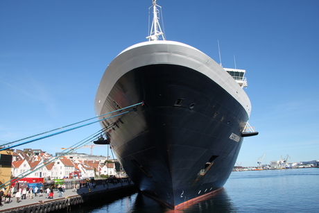 cruiseschip en Noorse aanlegsteiger