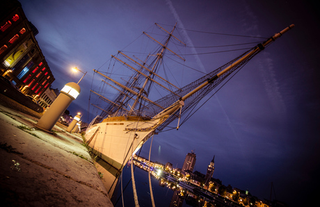 Zeilschip aan kade.