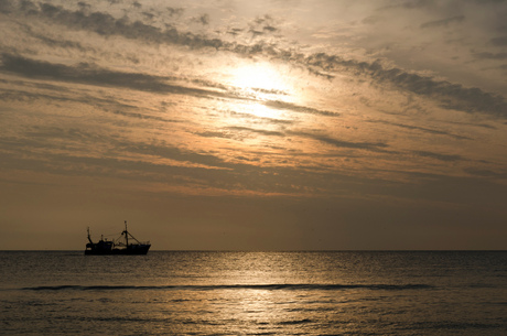 Boot bij zonsondergang